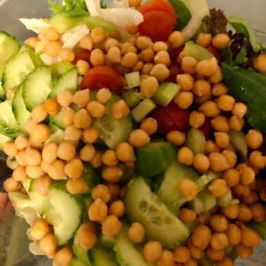Easy and quick detox salad recipe with chickpeas